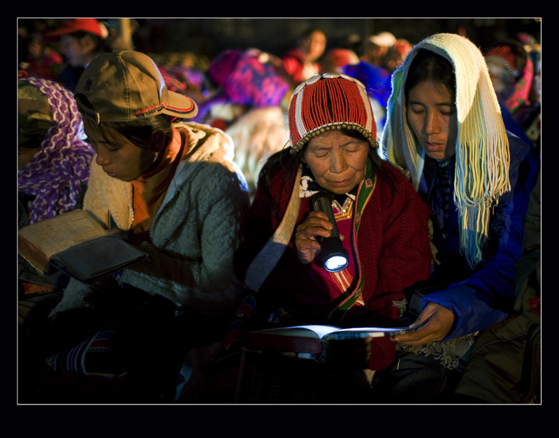 多声部地歌唱时,我已经快不能拍照了。脸上的