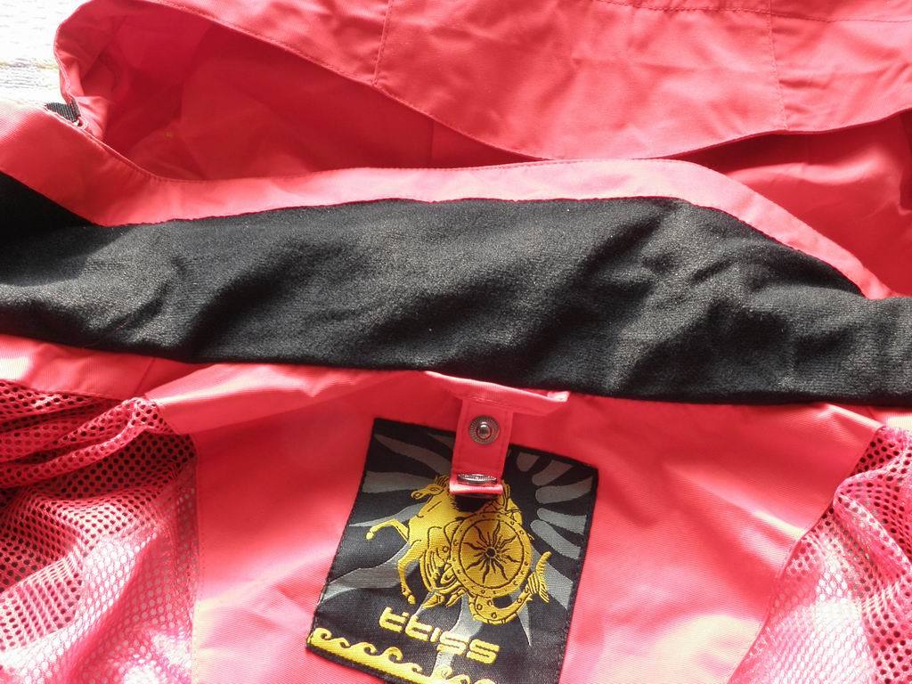 右胸不舒服怎么回事:右肩痛是怎么回事:硬不起