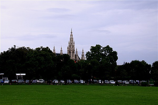 维也纳,真不知该怎么形容它的富裕与美丽。只