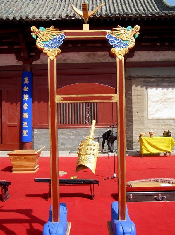 祭孔为雅乐伴奏,乃最传统的八音,即:金(钟、镈