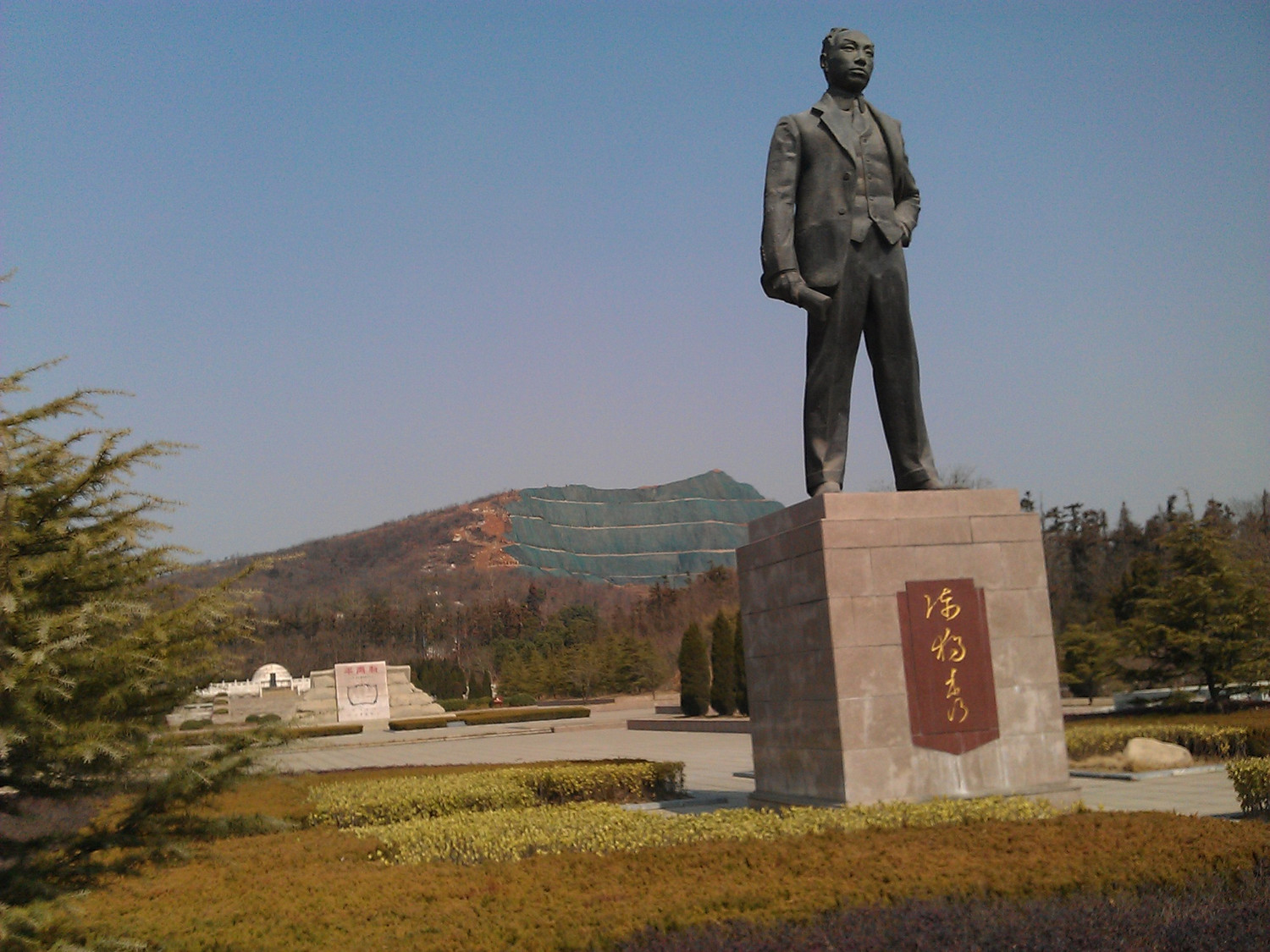 独秀园的后山是一个水泥厂,现经有关部门干预