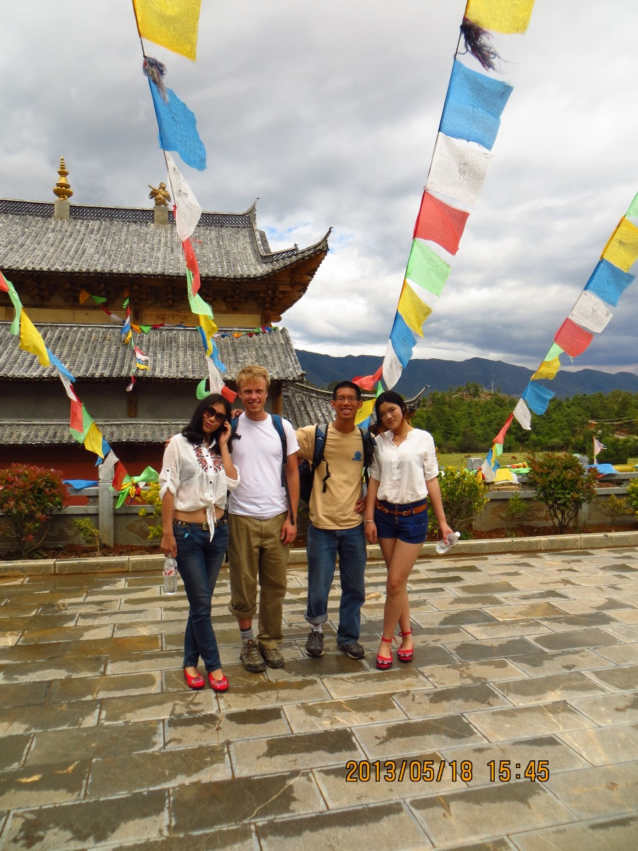 刚刚把车停好,准备休息,就看到两个老外已经骑
