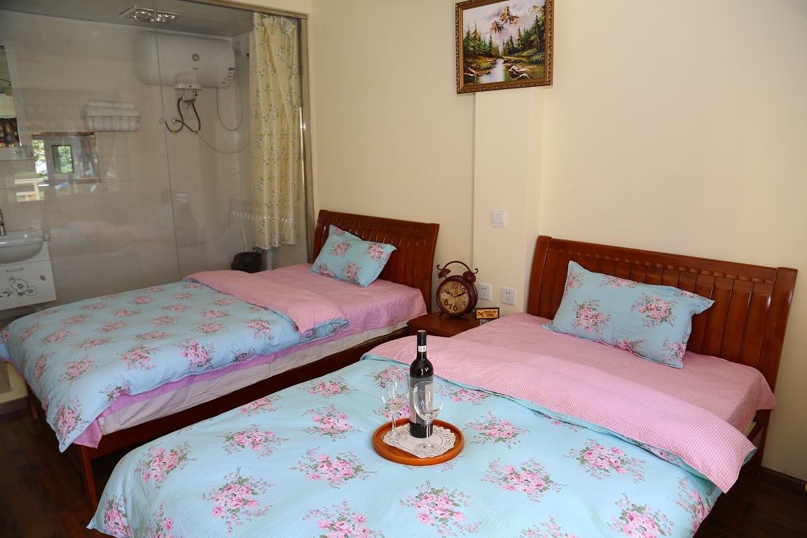 新都桥枫林晚客栈在贡嘎观景台下恭候你--川藏