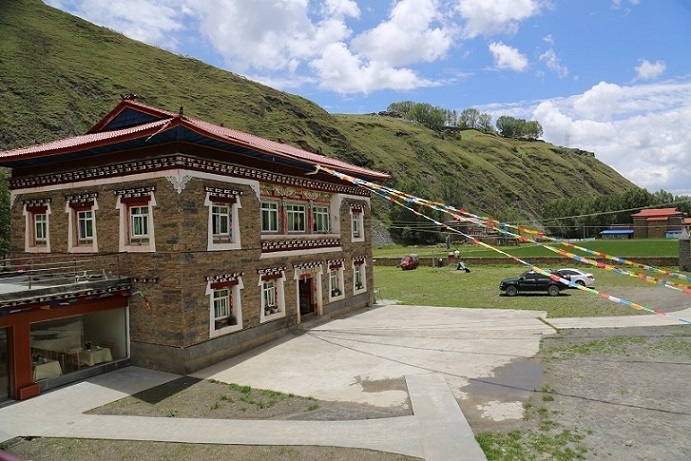 新都桥枫林晚客栈在贡嘎观景台下恭候你--川藏