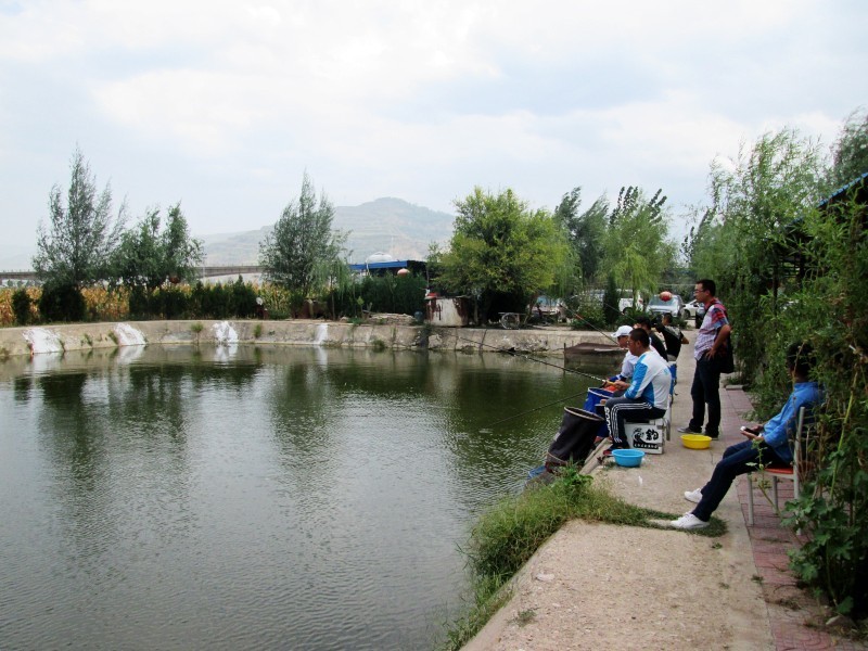 秋日鱼塘 - 户外资料网8264.com