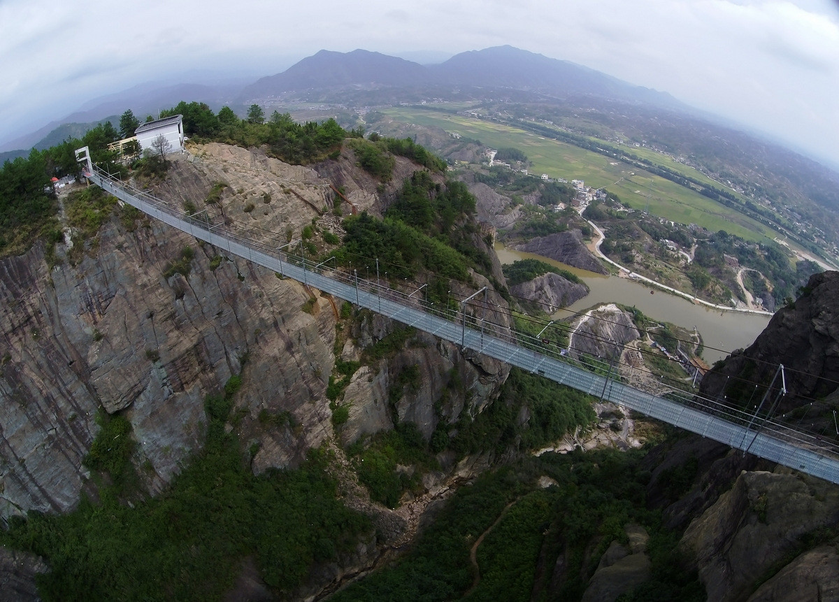 岳阳平江石牛寨旅游风景区-中国首座玻璃吊桥