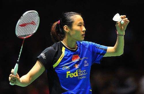 正手发球时,用左手拇指、食指和中指夹持住羽