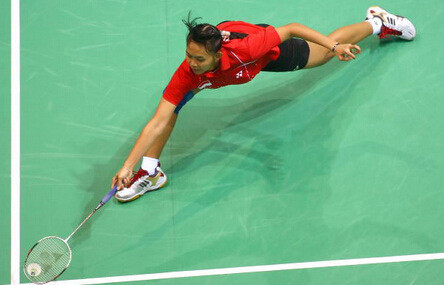 羽毛球比赛中发球员球拍击球瞬间,发球员的拍