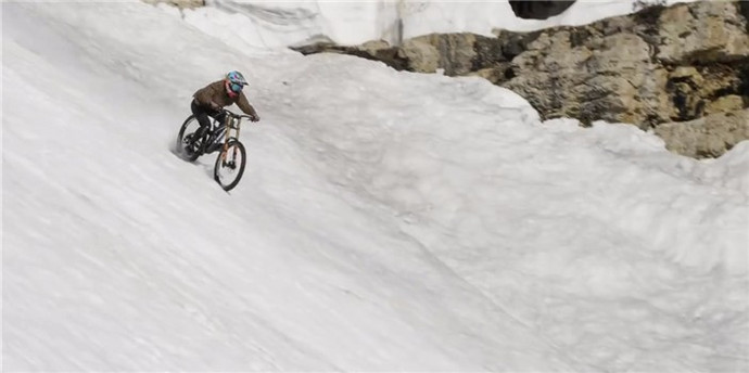 �����⼫���˶���ɽ�����г�����Corbet��Ͽ��