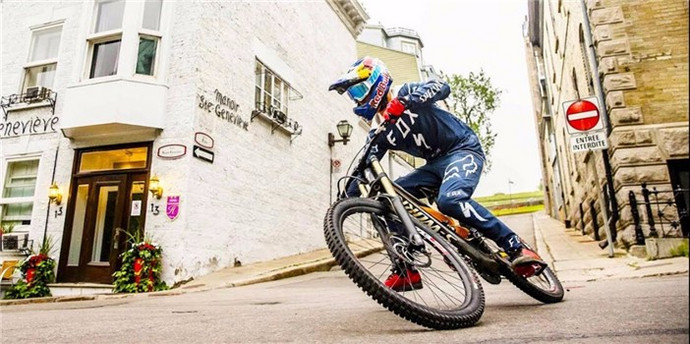 �������˶����������г������ߣ�������������