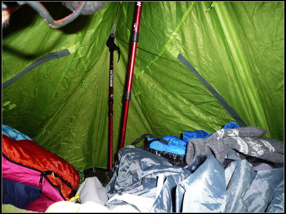 普通帐篷外帐+登山杖搭起的帐篷 - 文章阅读版