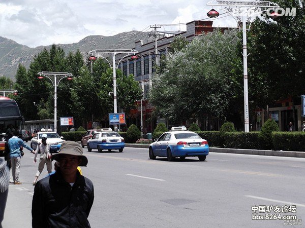 骑着小毛驴从西宁走青藏线到圣城拉萨踢足球(