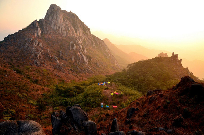 背起行囊走远方,3旅陪你去闯荡,住在牛棚里,闻