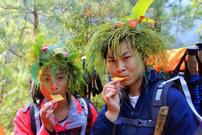背起行囊走远方,3旅陪你去闯荡,住在牛棚里,闻