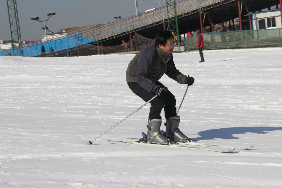 伟德体育(BetVictor Sports)国际官网冬季运动新宠！男子自由式滑雪双人雪上技巧极限挑战