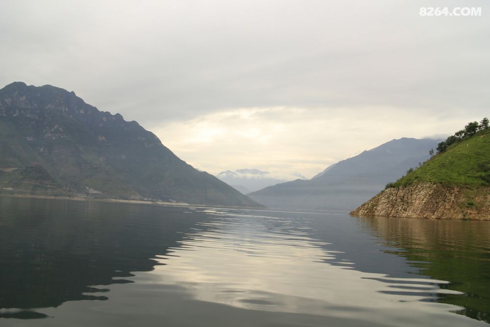 千尺丝纶直下垂,一波才动万波随--游船赏山水咯