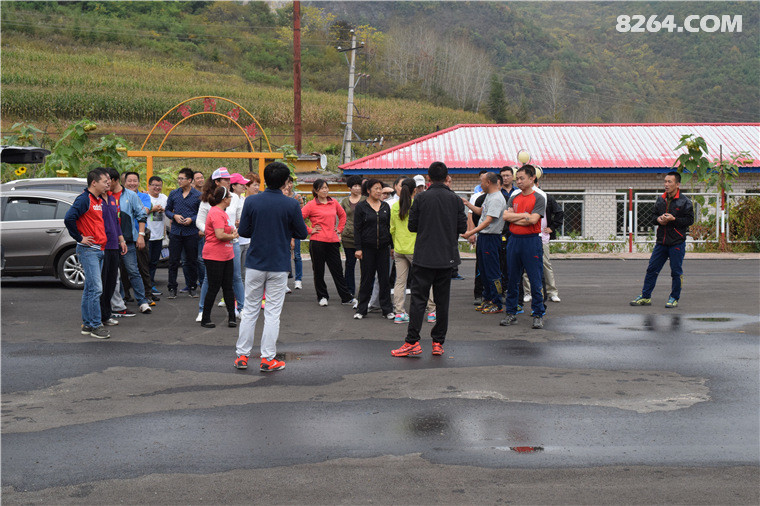 白山体育局组织全体党员滑雪场接力答题活动 