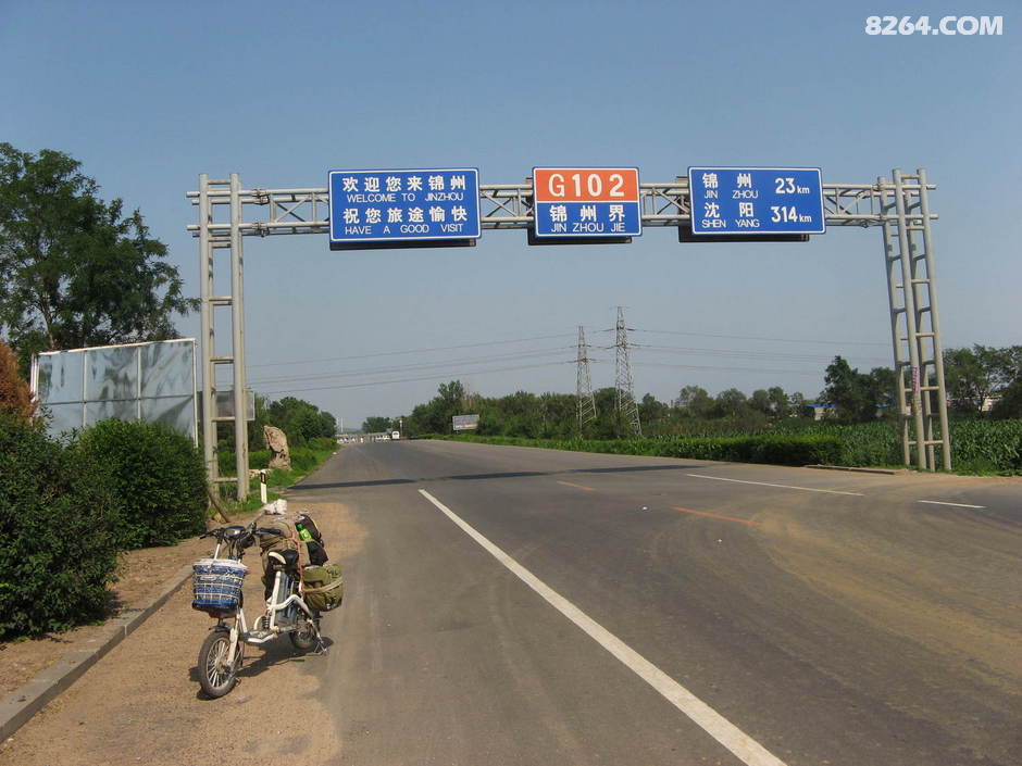 沿102国道南行,这样的教堂有些特别