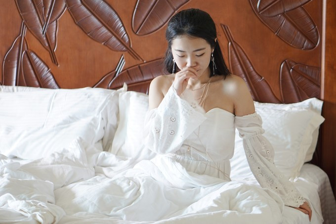 (巴哈马Bahamas)在天堂岛吻一只海豚,在粉色