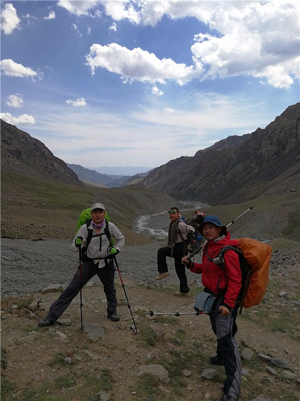 东北野驴撒欢儿博格达--- 一个女人和三个男人