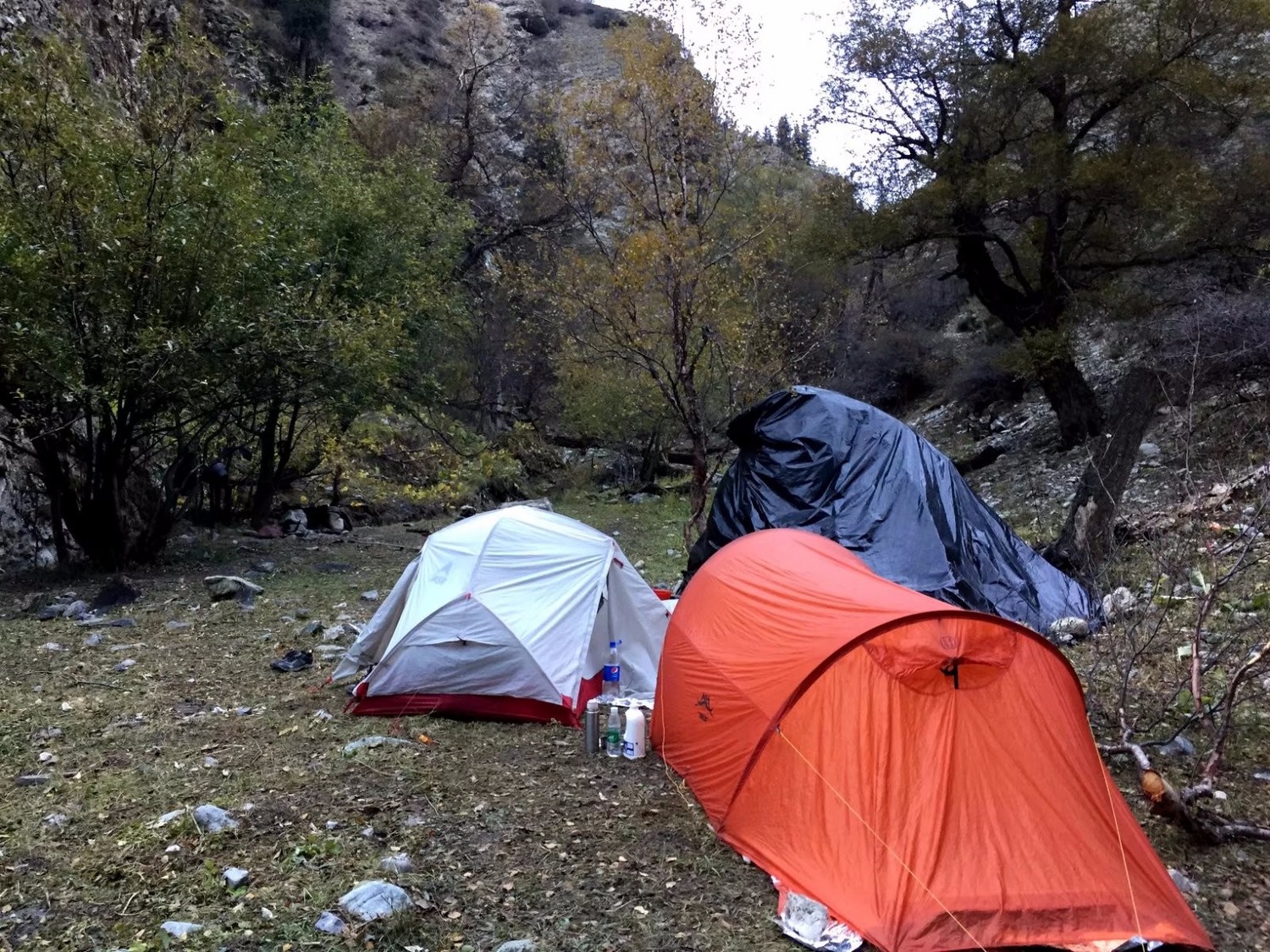 与轻装、骑马朋友一起徒步穿越乌孙古道 - 新疆