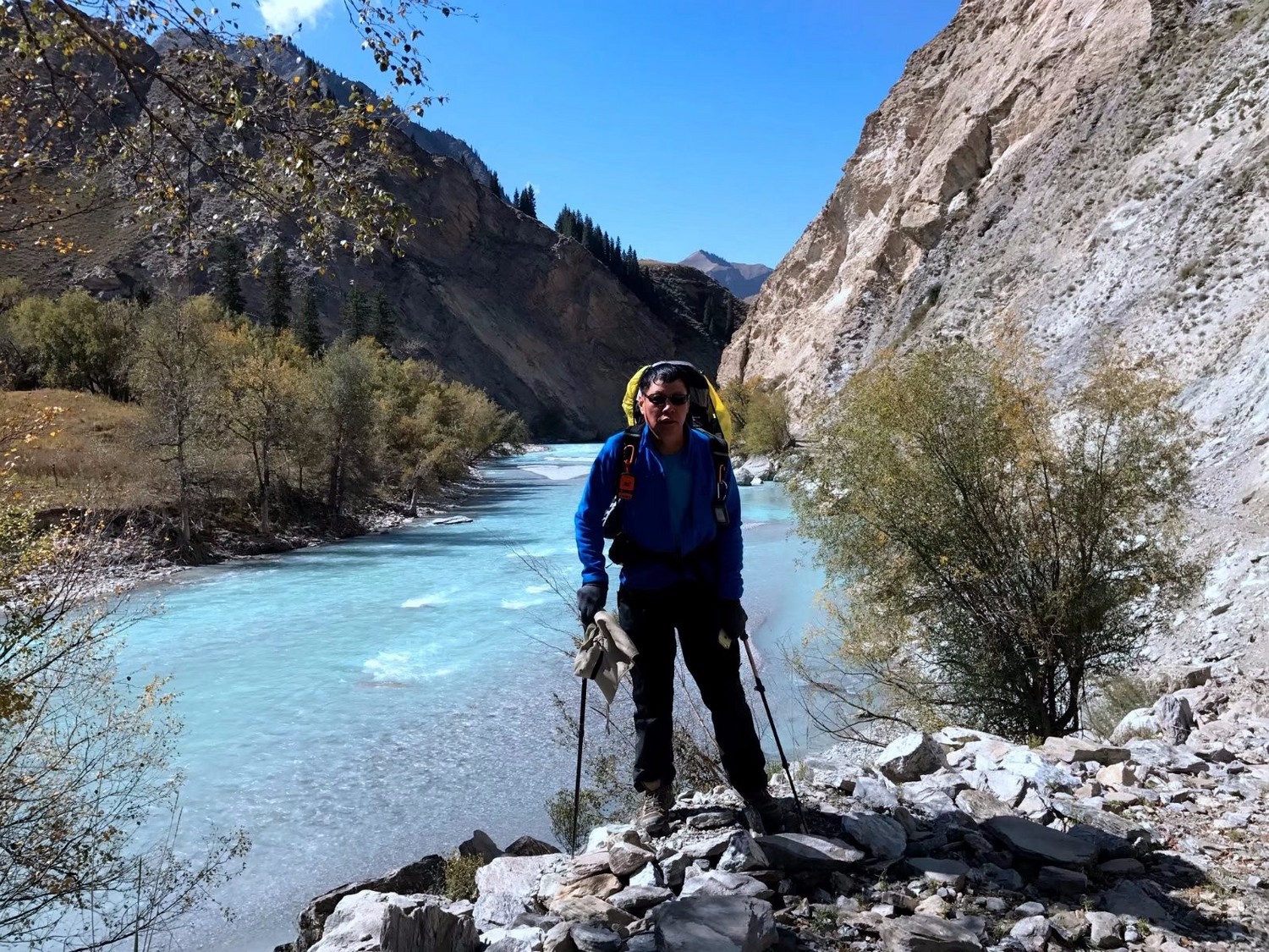 与轻装、骑马朋友一起徒步穿越乌孙古道 - 新疆