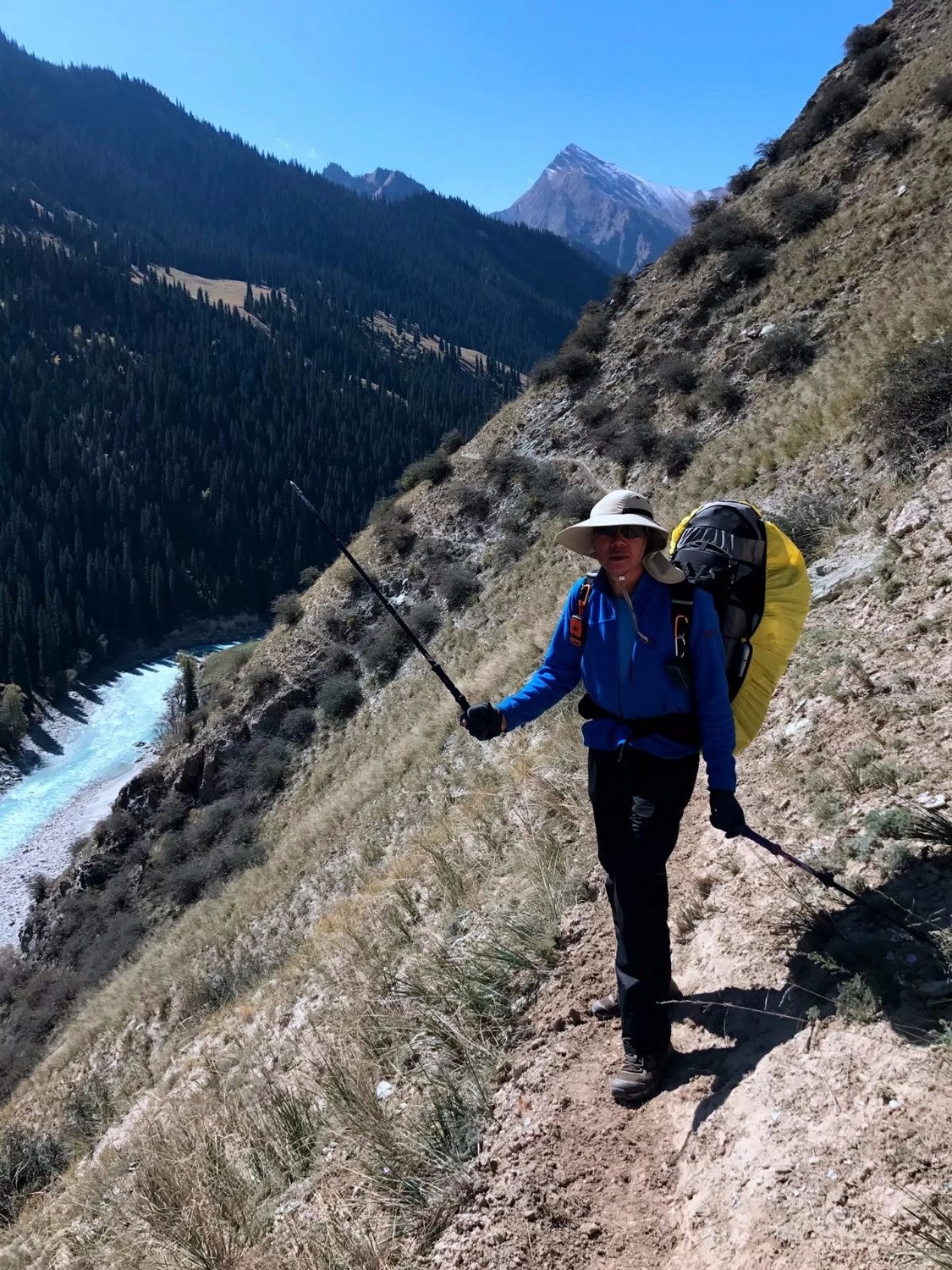 与轻装、骑马朋友一起徒步穿越乌孙古道 - 新疆