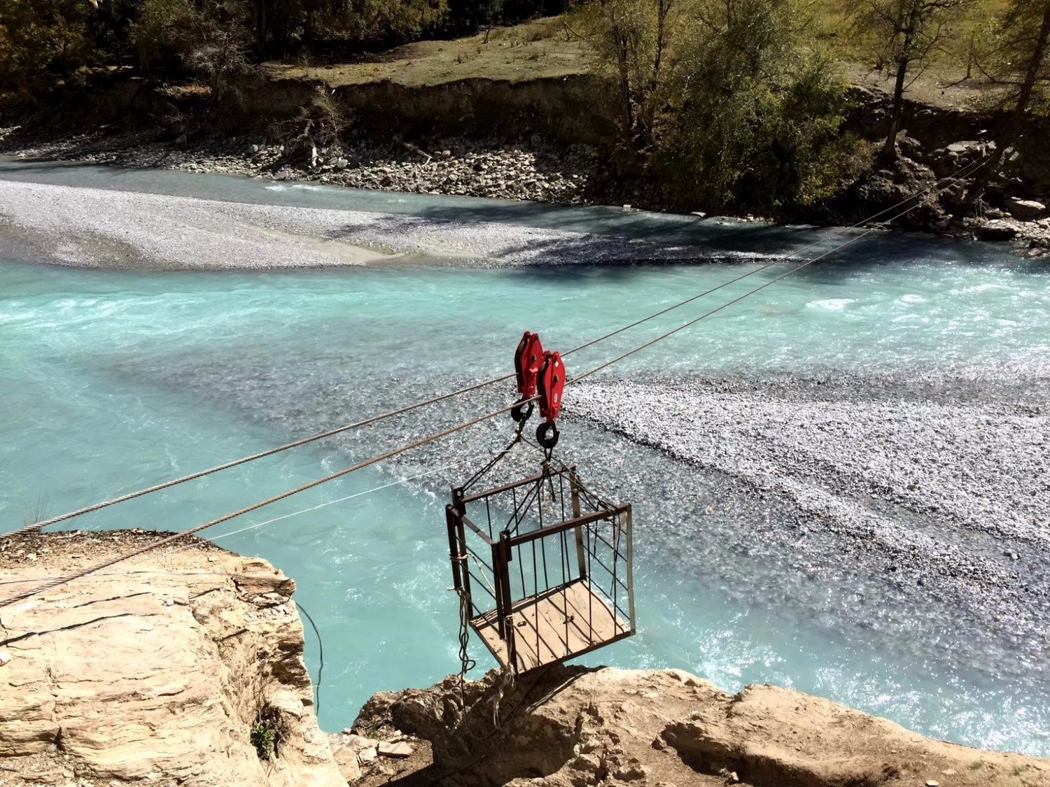 与轻装、骑马朋友一起徒步穿越乌孙古道 - 新疆