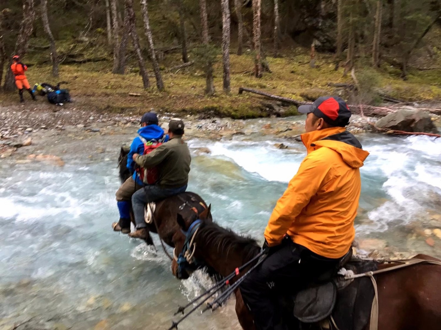 与轻装、骑马朋友一起徒步穿越乌孙古道 - 新疆