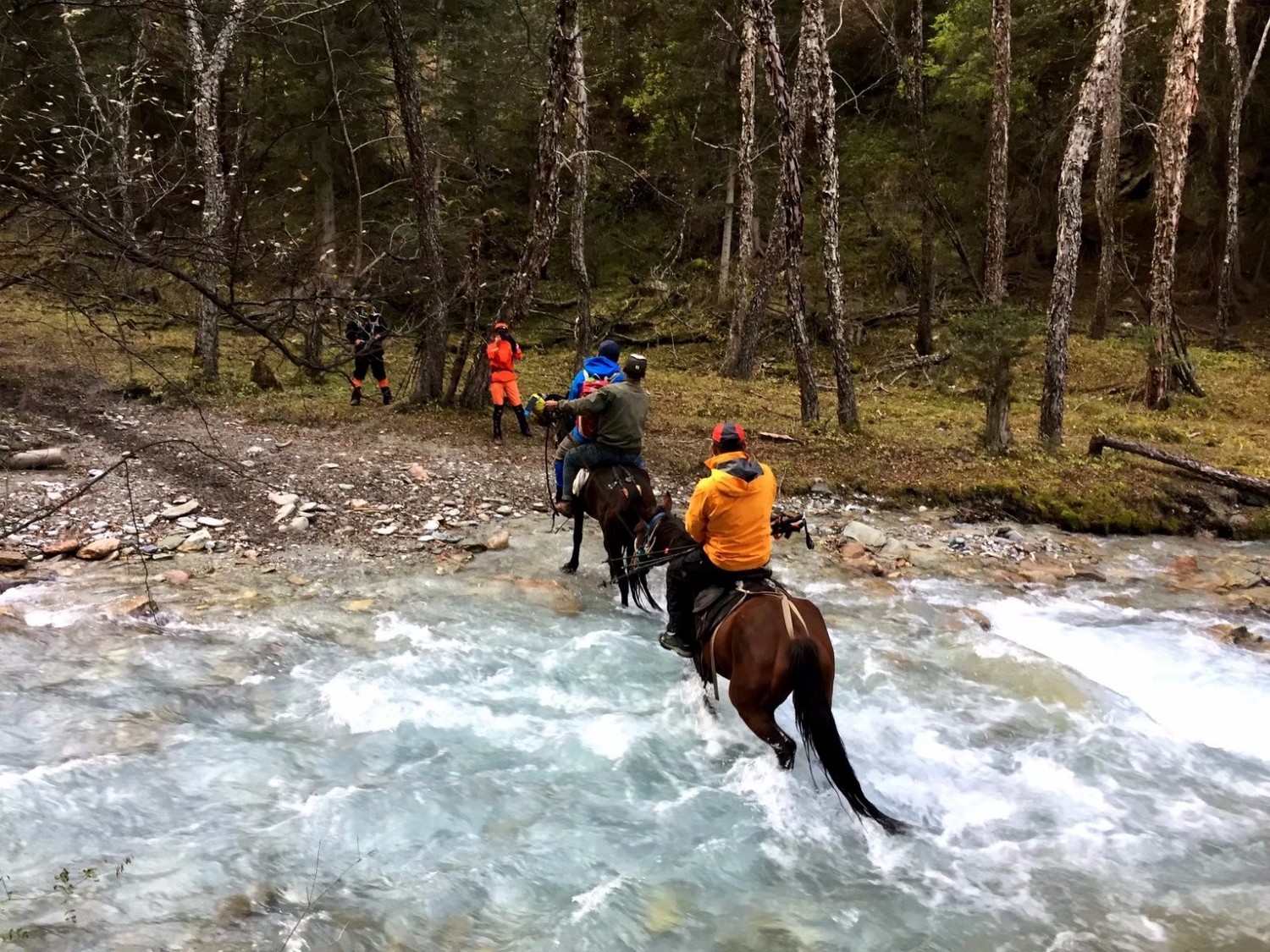 与轻装、骑马朋友一起徒步穿越乌孙古道 - 新疆