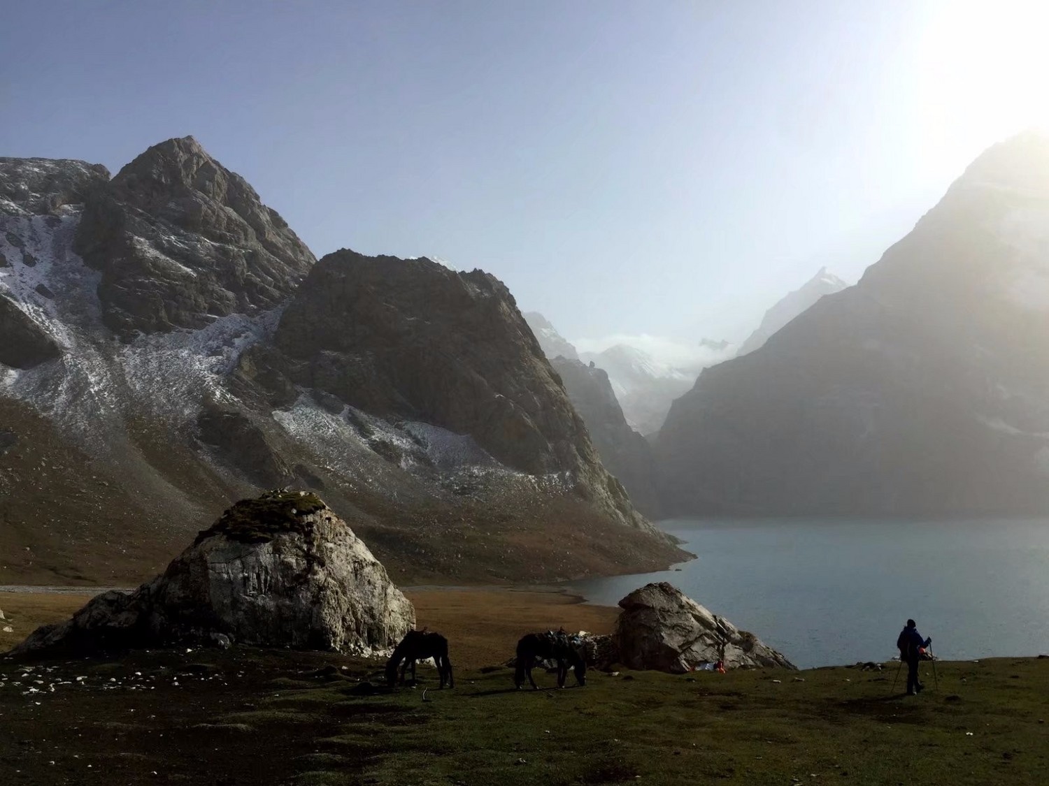 与轻装、骑马朋友一起徒步穿越乌孙古道 - 新疆