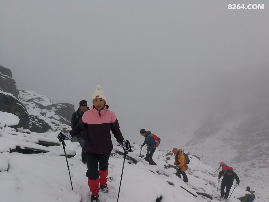 伴随着满山的高山杜鹃 帅哥美女 一起登顶大峰
