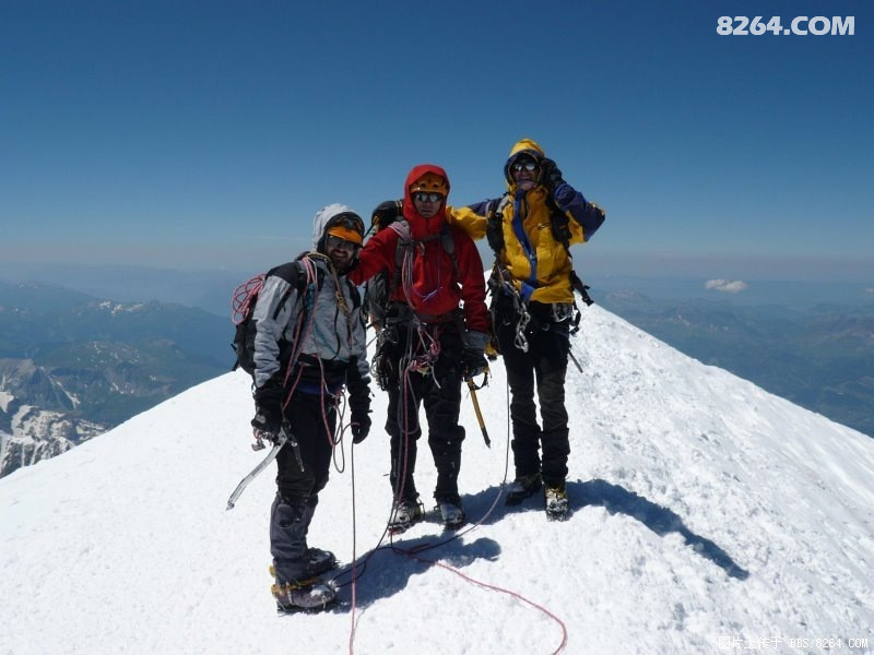 中国登山者刘勇在法国沙木尼由东壁线路登顶阿