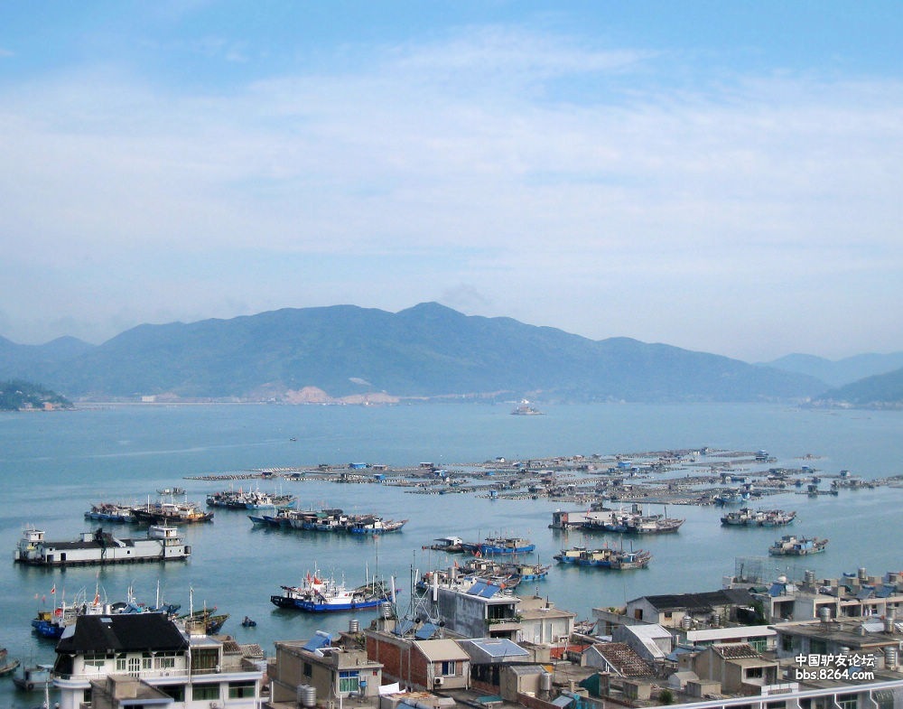 台山岛位于福建省福鼎市秦屿镇东部,是福建省境内距大陆最远、公海最近的岛屿,岛以西台、东台为最,屿以南船屿、南屿、星仔屿为最。岛上风景秀丽,岛上各种各样的经过眼,最独特的自然景观是岛上的十二生肖景观,从而被堪称为海上公园。 台山岛位于福建省福鼎市秦屿镇东部,距秦屿镇(太姥山)25海里,她是福建省境内距大陆最远、公海最近的岛屿,由西台、东台、南屿、香炉屿、白礁、雨伞礁等15个岛屿和22个礁组成,总面积3.