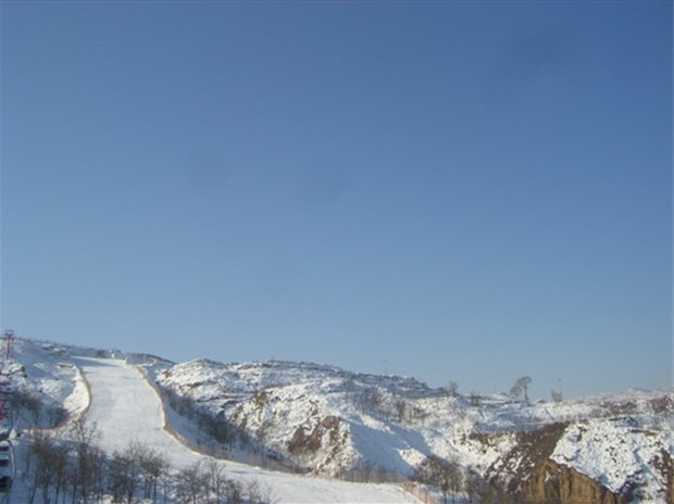 梅苑南山滑雪场是山西省内唯一准二级滑雪场,是集滑雪、度假、旅游观光为一体的滑雪度假村。自06年5月开始筹建,12月16日正式对外营业在短短4年多时间,已经服务上千万人次,名副其实的成为山西省内雪道最好、规模最大、设备最齐全的一家滑雪公司. 梅苑南山滑雪场还为滑雪者设计了一条龙的滑雪之旅安排,不论是初学者还是VIP贵宾;不论是年长还是年幼,我们都能提供专业、安全、舒适、周到的服务。雪场严格按照国际标准和中国人体质特点设计的初、中、高级雪道,总长度达到3000余米;中高级道相对落差167米,长度1200余米,