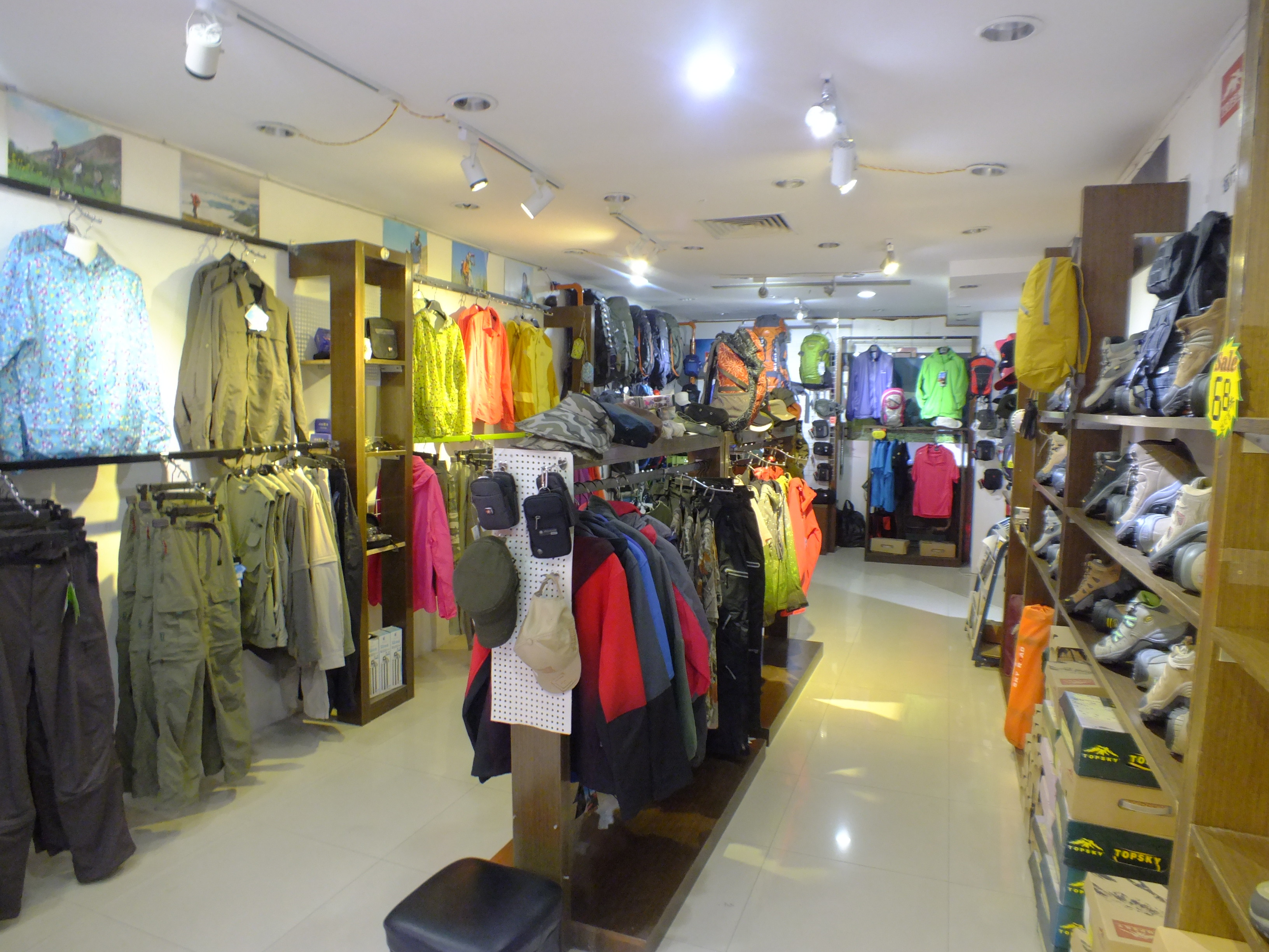 英德市甲壳虫户外用品店是英德市第一家户外用品店,也是目前唯一一家专营户外用品的店铺。店铺主要经营登山鞋、溯溪鞋、登山包、冲锋衣、裤、速干衣、裤、皮肤衣、帐篷、睡袋、防潮垫、充气垫、防水袋、登山护垫、腰包、炉头、气罐、强光手电、头灯、水壶、帽子等等户外用品。 甲壳虫户外店的地址 就在太阳城首层(即肯德基右侧),欢迎各位驴友光临本店。甲壳虫户外的网站地址是:http://ququ8.