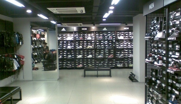 阿迪达斯品牌折扣店_济南阿迪达斯折扣店_天