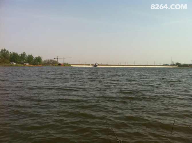 小拐子水库位于南京江北浦口区,离市区不远,风景优美,以前这里钓鱼的人挺多,现在人要相对少一些,主要是因为渔获不是很多,大家不怎么去了,虽然不至于空军,多少都会有些收获,但钓上来的鱼都不大,我最大钓上来的是2斤多的鲤鱼,鲫鱼也都不大,多数钓上来的是小白条、小拐子一类的小杂鱼,大家戏称小拐子水库必出小拐子,是名副其实的小拐子水库。