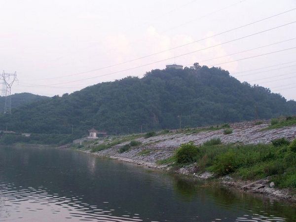 安基山水库位于汤铜公路边不远,水泥路可以直达水库边上,坐公交和开车都很方便,现在安基山水库已更名为安基湖。湖边有树荫可以遮阳,有草地可以扎营,是个山清水秀的好地方。钓鱼原先免费,现在被人承包了,要按天收费,30元一竿。鱼以鲫鱼、鳊鱼为多,也有螺丝青等大鱼,钓位比较多,钓大鱼要用抛竿,窝料、饵料用红薯制作就可以了,要下重窝。鱼密度不大,不是很好钓,要有一定的技术。