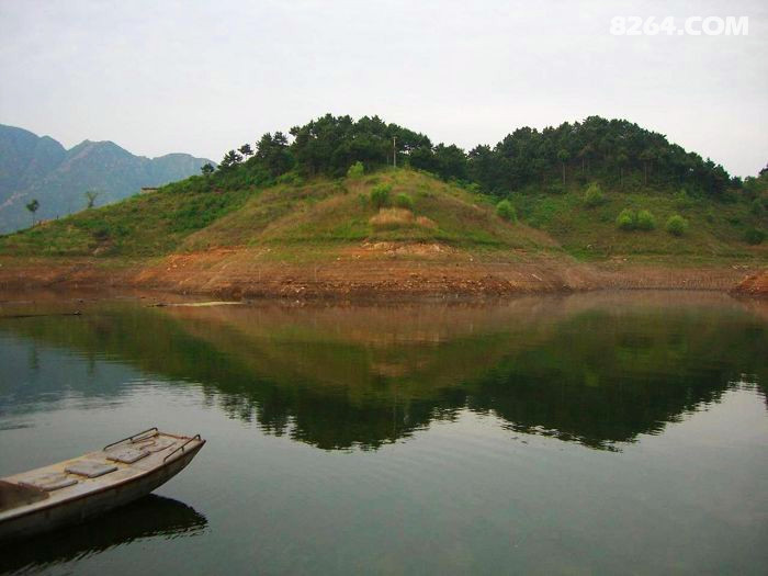 介绍: 潘家口水库,位于于中国河北省唐山市迁西县与承德市宽城满族自治县交界处。此水库是经国务院批准,作为引滦入津的重要工程之一。潘家口水库为引滦入津的主体工程,是华北地区的水库之一,它由一座拦河大坝和两座副坝组成,最大面积达72平方公里,最深处80米,水库总容量29.
