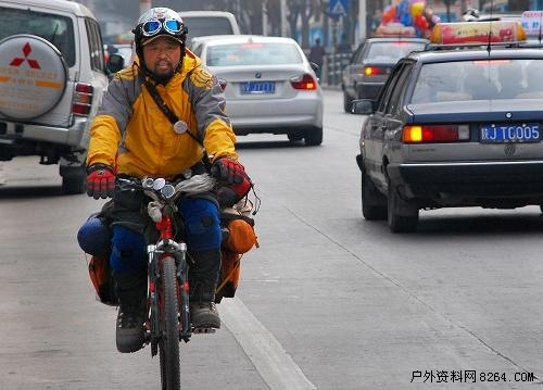 从拉萨到延安 西藏青年志愿者千里单骑倡环保