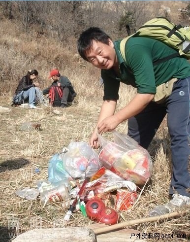 河南户外爱好者组织环保志愿队爬山清洁垃圾