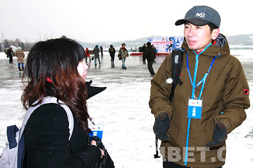 北京运动爱好者向阿里赤脚医生捐赠运动鞋 -