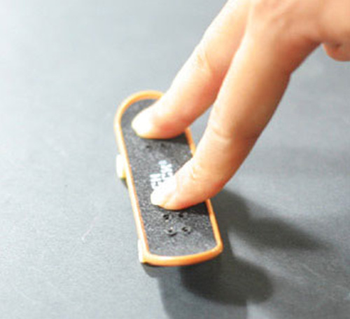 聚氨酯手指滑板 风靡全球的指尖极限运动[图] - 国外 - 户外资料网