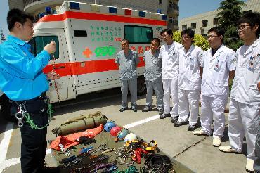 驴友频发险情 怀柔急救医生首配山地救援装备