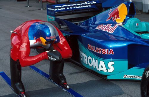 饮料巨舰红牛的F1情结 红牛滑雪队与F1竞速 [