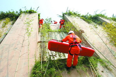 山地救援训练 美国教官救起重庆商报记者[组