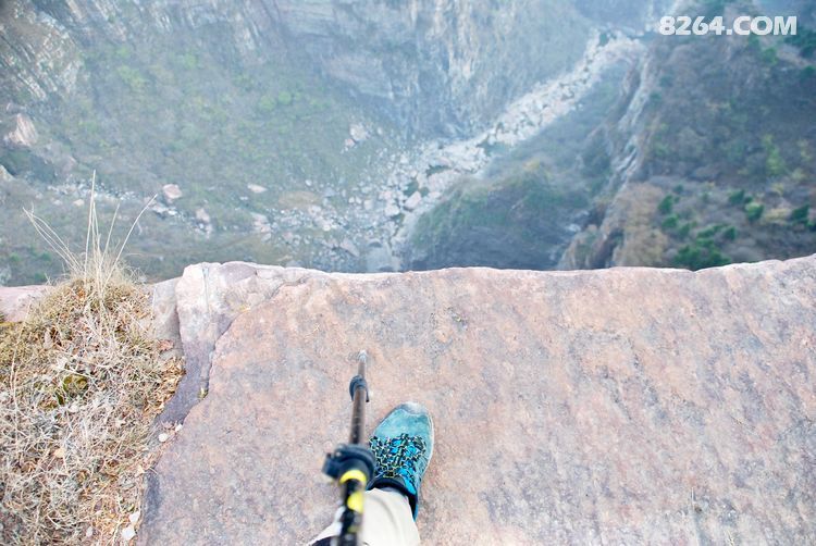 万丈深渊没有丝毫安全保护 地接小王则在我旁边介绍 只从他认识起这里没有人掉下去过