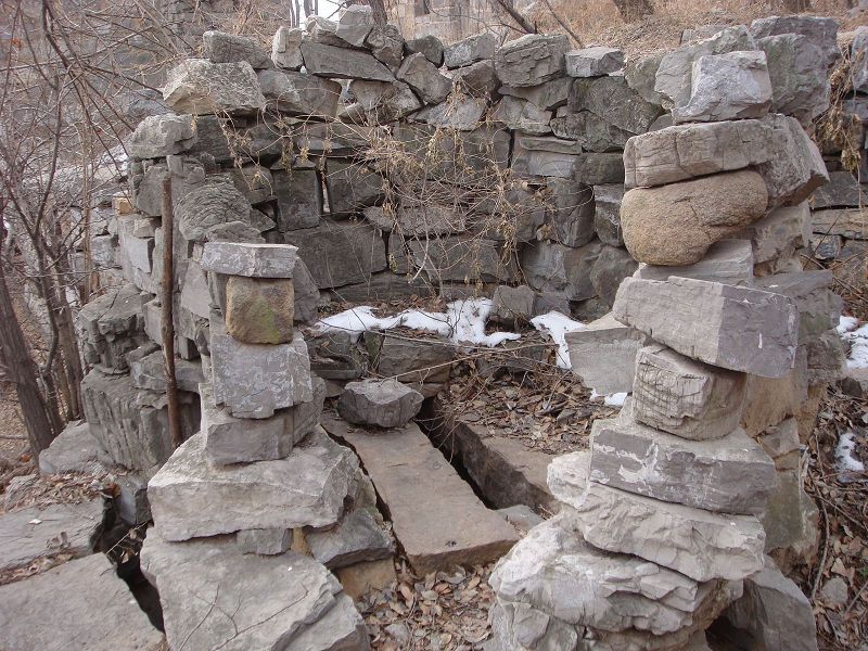 便所,徐州叫毛子,北京话叫茅房,茅厕,普通话叫厕所卫生间,英语叫wc