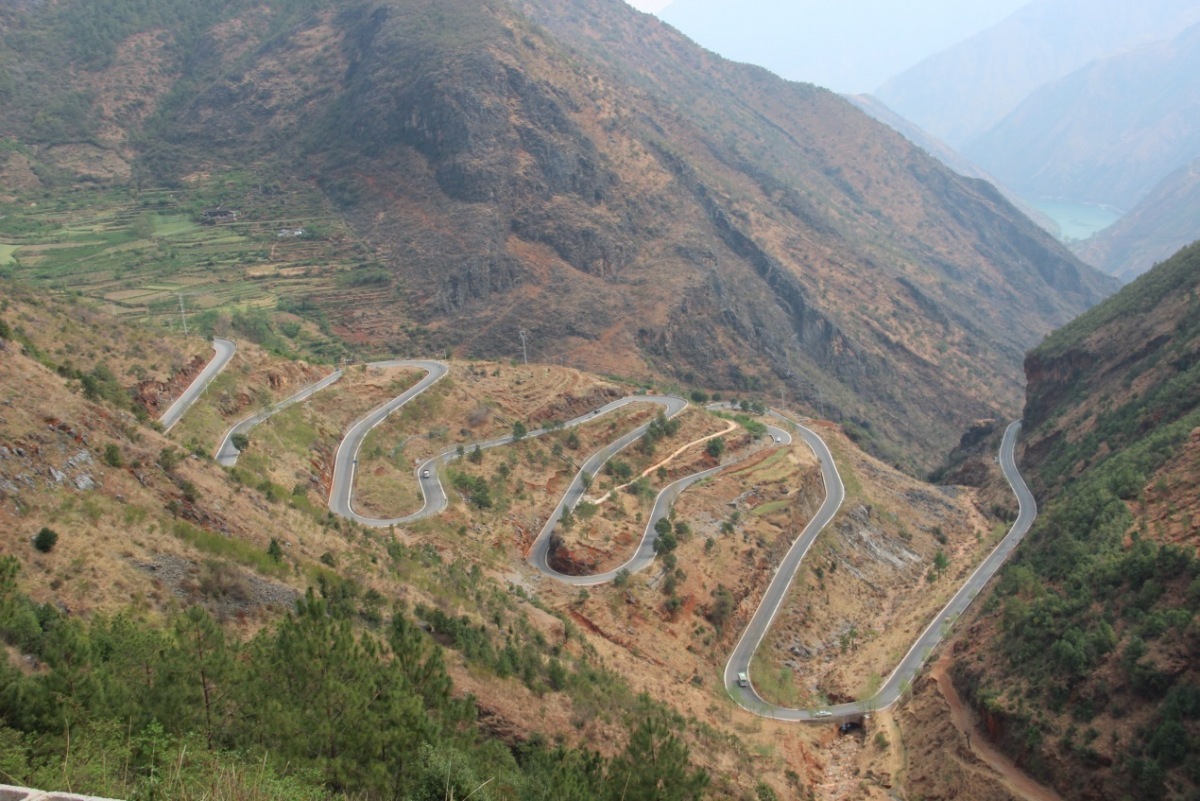 去泸沽湖途中 这里的山路十八弯